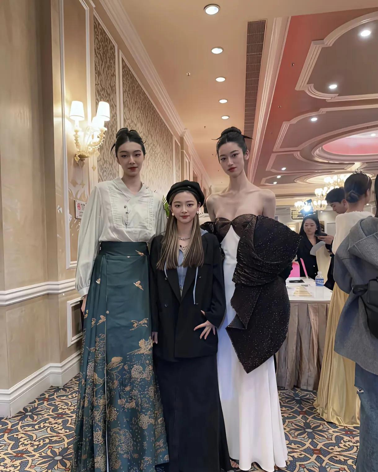 女生就算长得再漂亮，要是个子太矮，也成不了大美女，他们跟高个子美女站一块，气质立