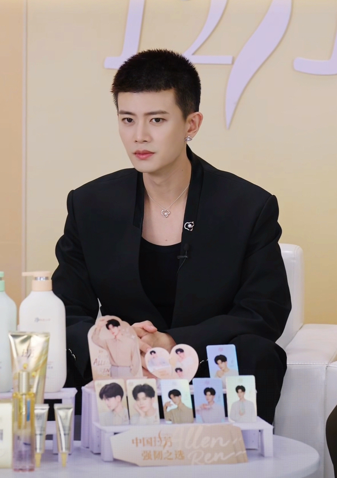 任嘉伦今晚直播帅炸了‼️珍珠耳环项链戒指胸针好蛊啊，他的手指好修长，太绝了