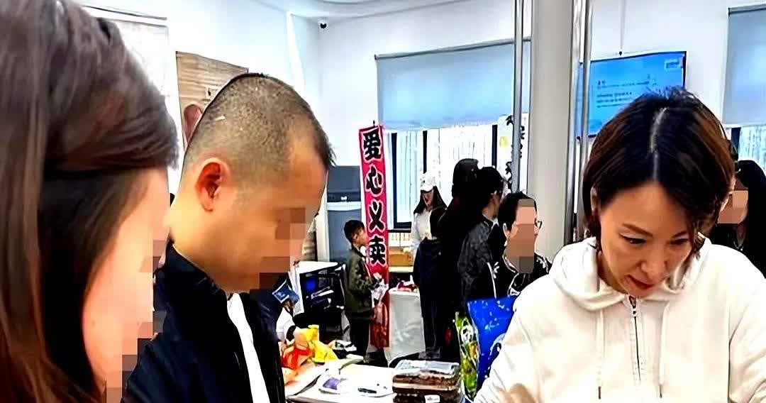 丈夫密春雷争议才三年，董卿低调示人。近日她11岁儿子首度公开亮相，一段流