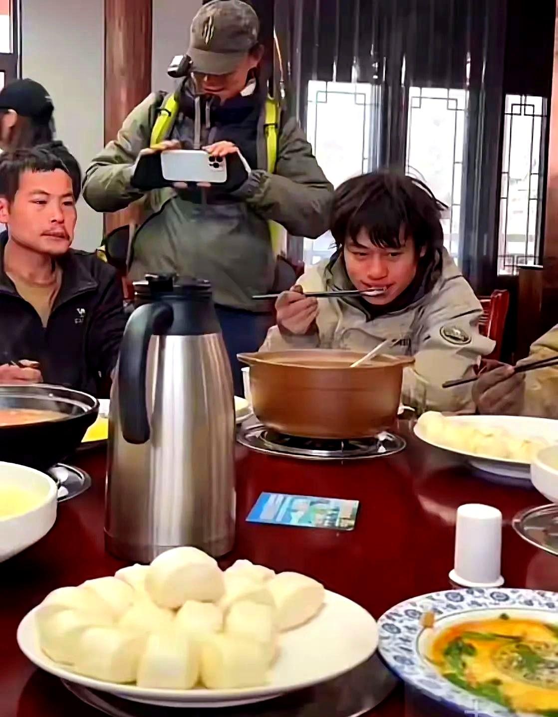 林北怕是肺都要气炸了！14人全进决赛，他之前砍的4000斤柴、费劲搭的庇护所全