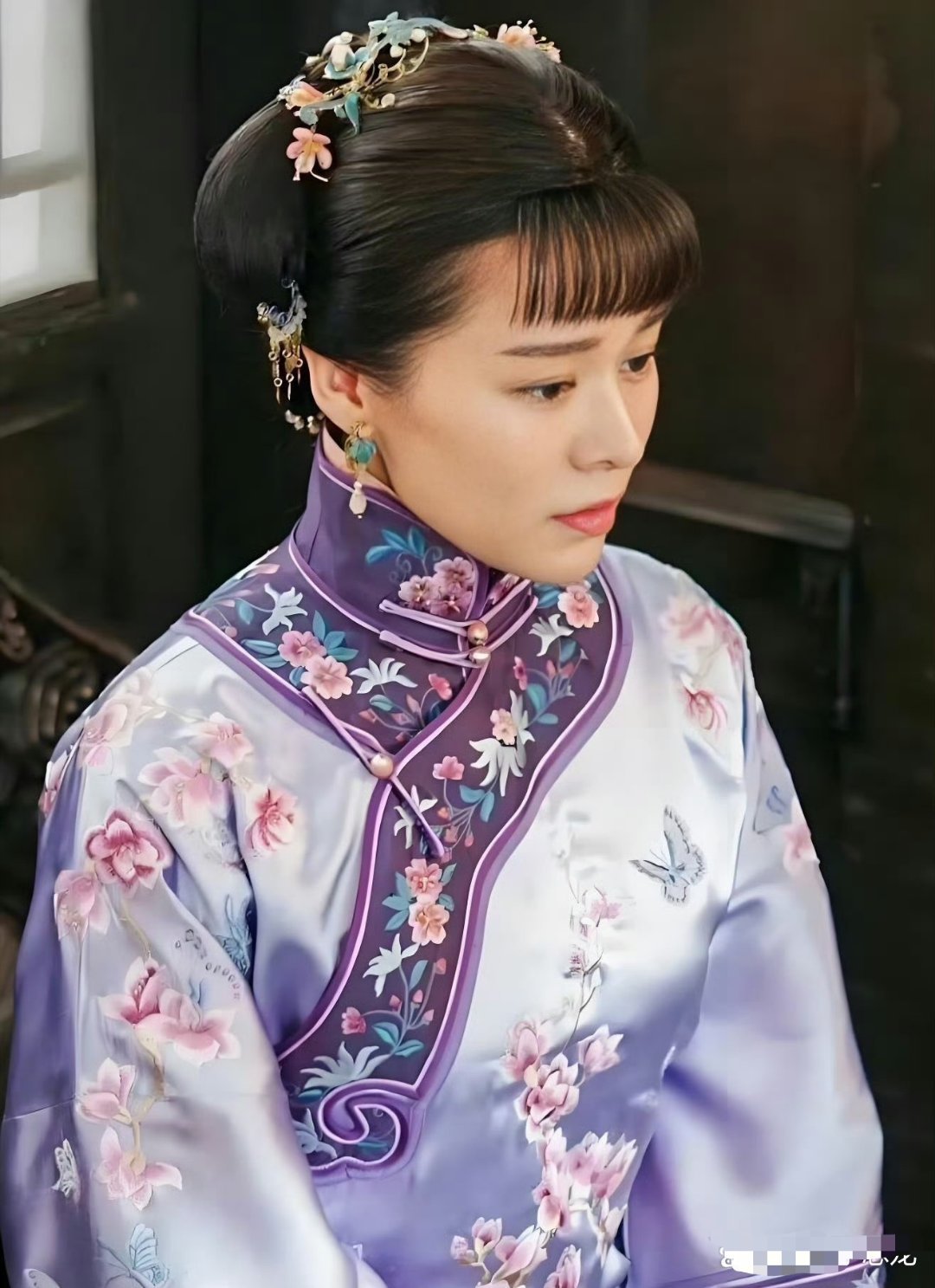 胡杏儿这头饰裹了塑料膜？那么保护，应该是真货了。。。