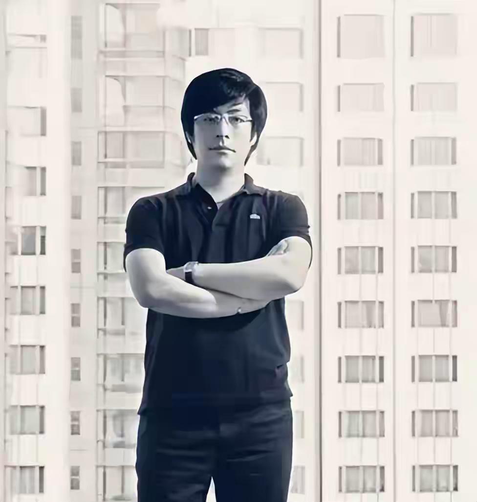 那时王岳伦还帅气，李湘还苗条。随着王诗龄的渐渐长大，李湘开始了她的发福，王岳伦颜