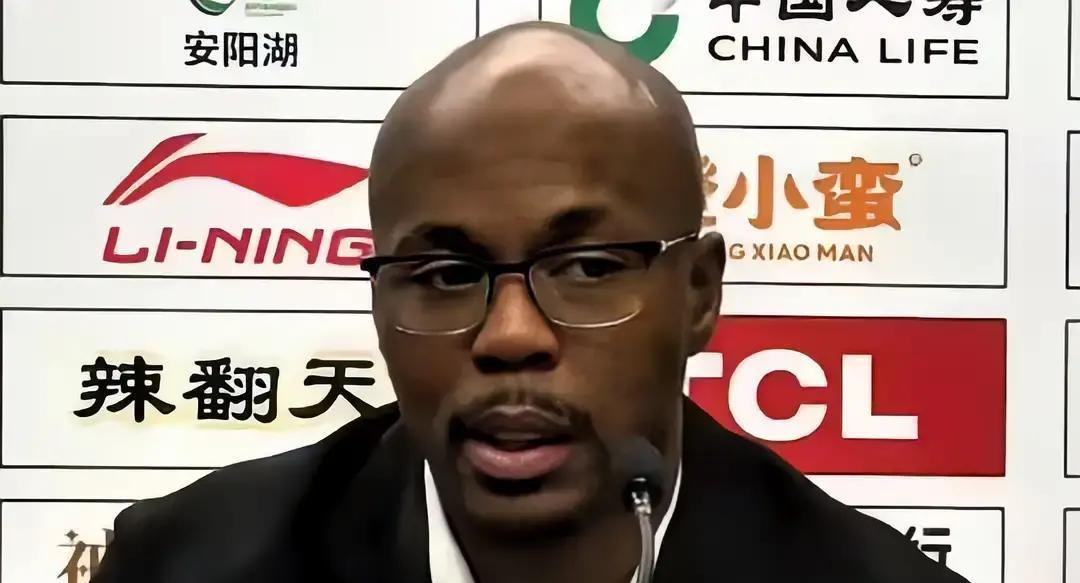 广州队大外援米切尔，被徐杰打服了。赛后他拉着徐杰不停地说：你掌控了比赛，篮