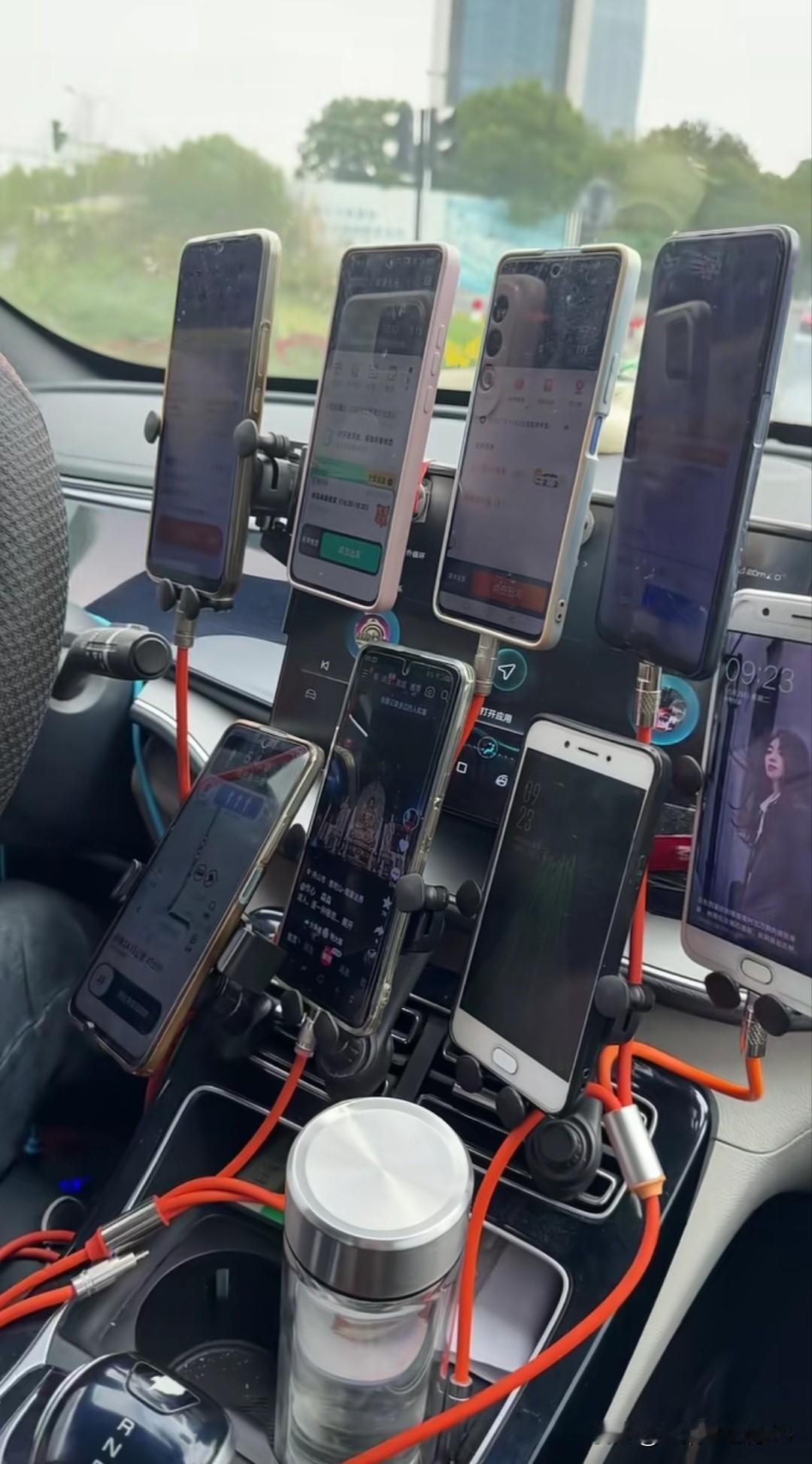 网约车虽然为大部分乘客提供了便利，但跑平台的司机们，都在无偿为平台打工，到自己手