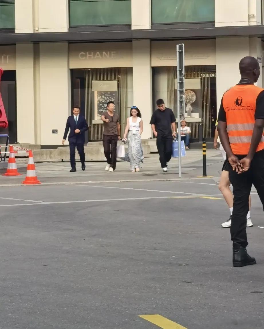 汪小菲带着马筱梅去瑞士考察，街头被路人偶遇，生图状态直接曝光。汪小菲穿一身休闲装，打扮随性，不少网友
