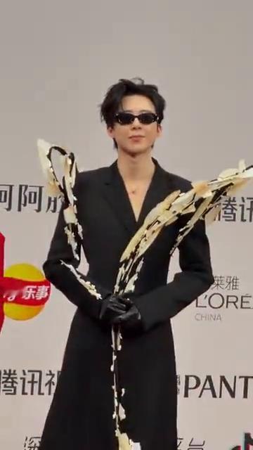 中间来看一下，领导一下中间，中间羽绒服和阿力。欢迎欢迎。