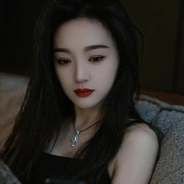 沉思的夜晚，深情的目光，红唇微启，心事重重。沉思的迷茫沉思静谧氛围沉思照沉