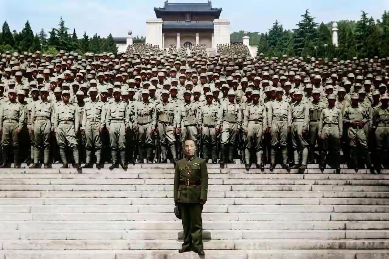 1945年9月，血战八年的虎贲57师空运抵达南京受降，全体将士在中山陵前留影，前