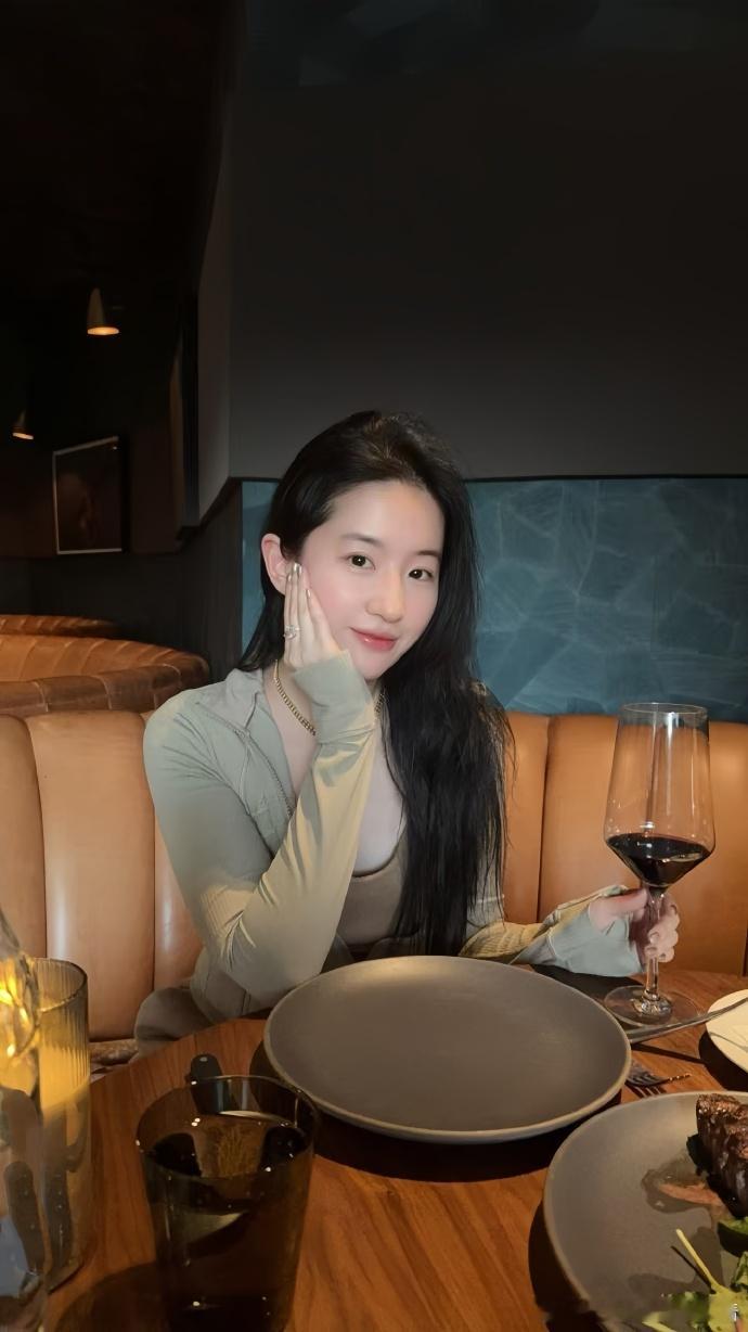 刘亦菲工作碎片七宫格刘亦菲巴黎工作碎片刘亦菲巴黎工作碎片七宫格，轻松又不失气场，