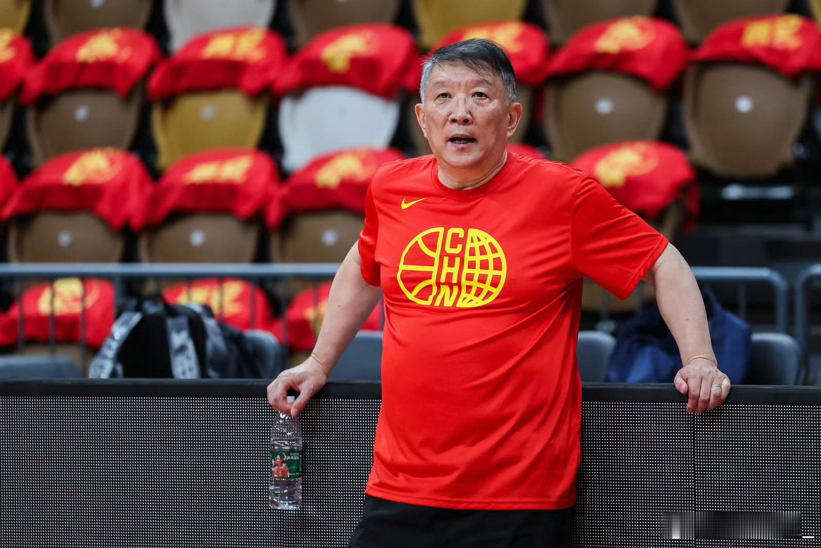 【宫鲁鸣：不能用一场比赛定义我们是否与世界脱节，这场想减速打内线优势】刚刚结束的