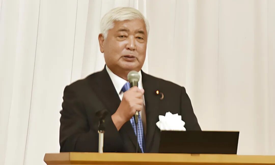 中谷元当众喊话高市, 稀土卡脖子财界坐不住, APEC偶遇式握手能破冰吗?