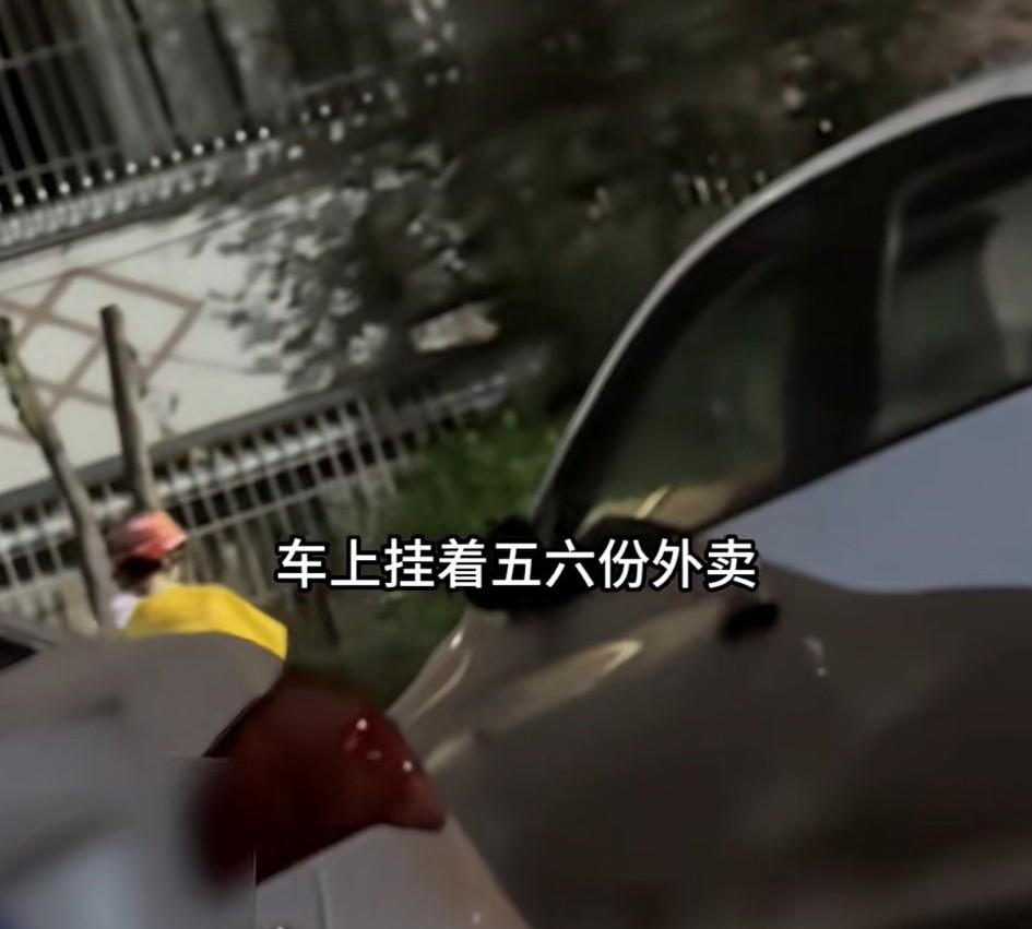 四川广安，一男子晚上回家时，听见小区里传来阵阵哭喊声，他走近一看发现，竟是一名外