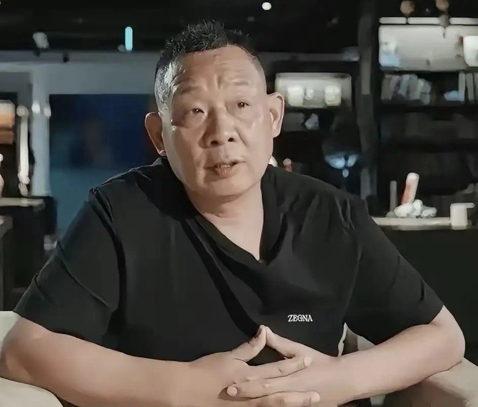 于东来谈给员工涨工资，于东来说：“前几天我去禹州店转悠，瞅见生鲜部小赵蹲在冷库门
