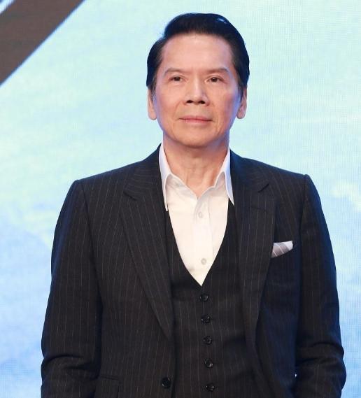 主持人问王晶:“年轻的向华强在香港是一个怎么样的存在？”王晶说:“年轻的向华强