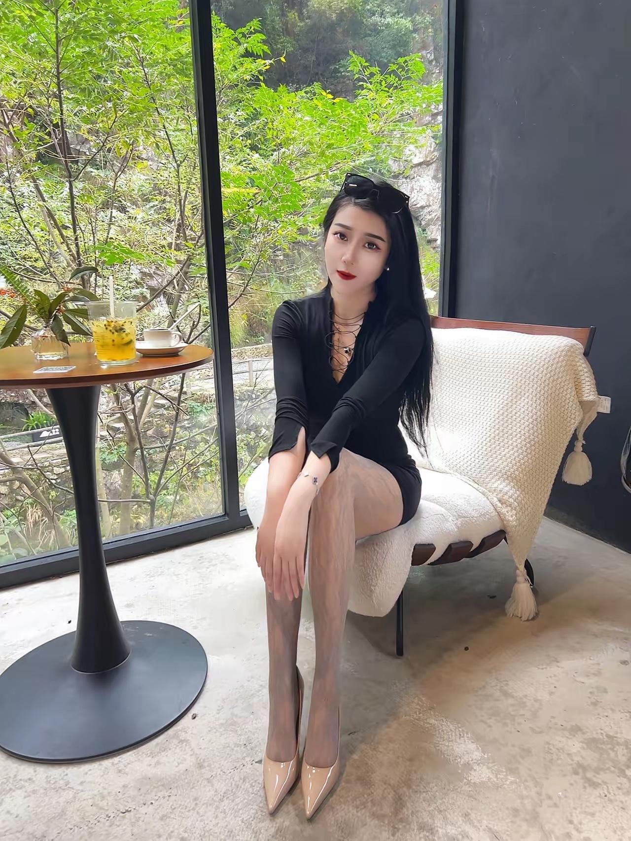 果然高手在民间，感觉她的丝袜比李沅彤还有气质好看