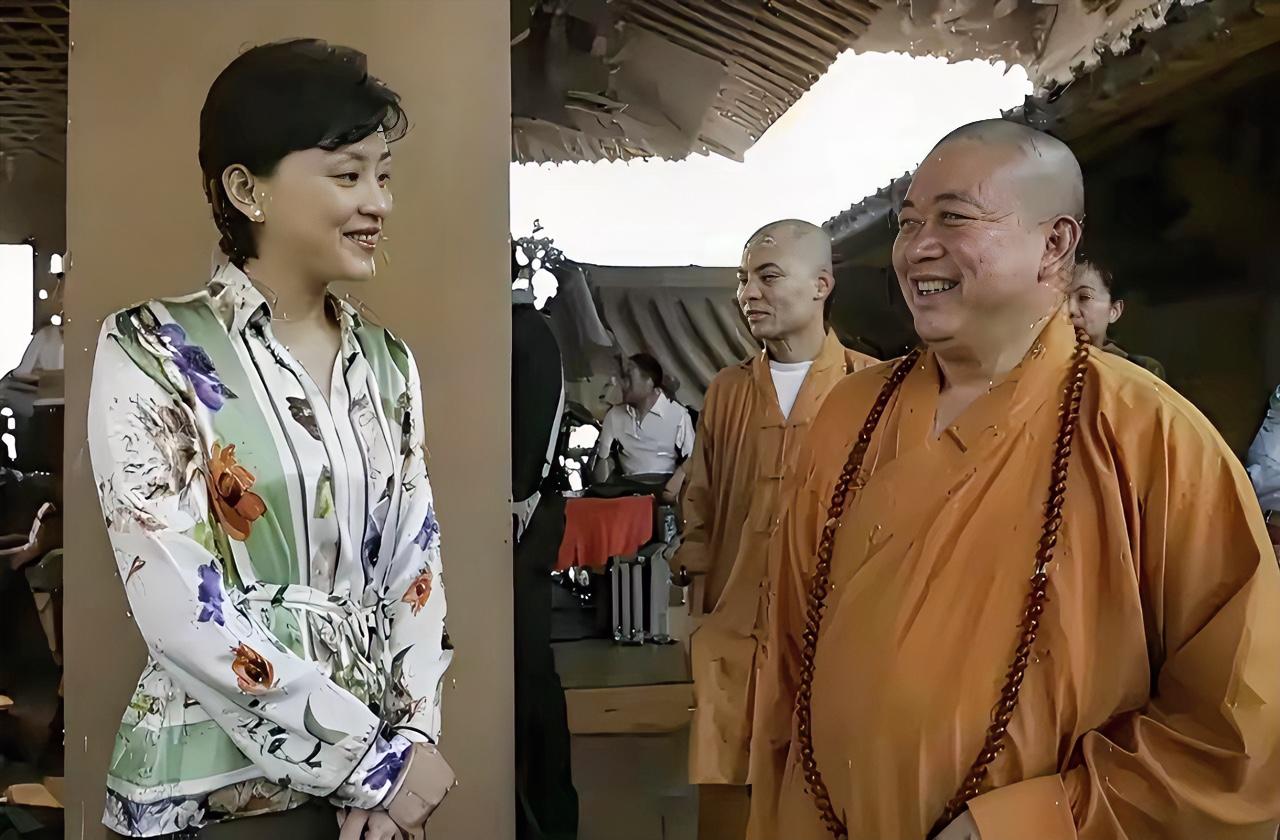 杨澜采访释永信旧照。网上有人翻出了释永信和不同名人会面的旧视频，当年杨澜去采访释
