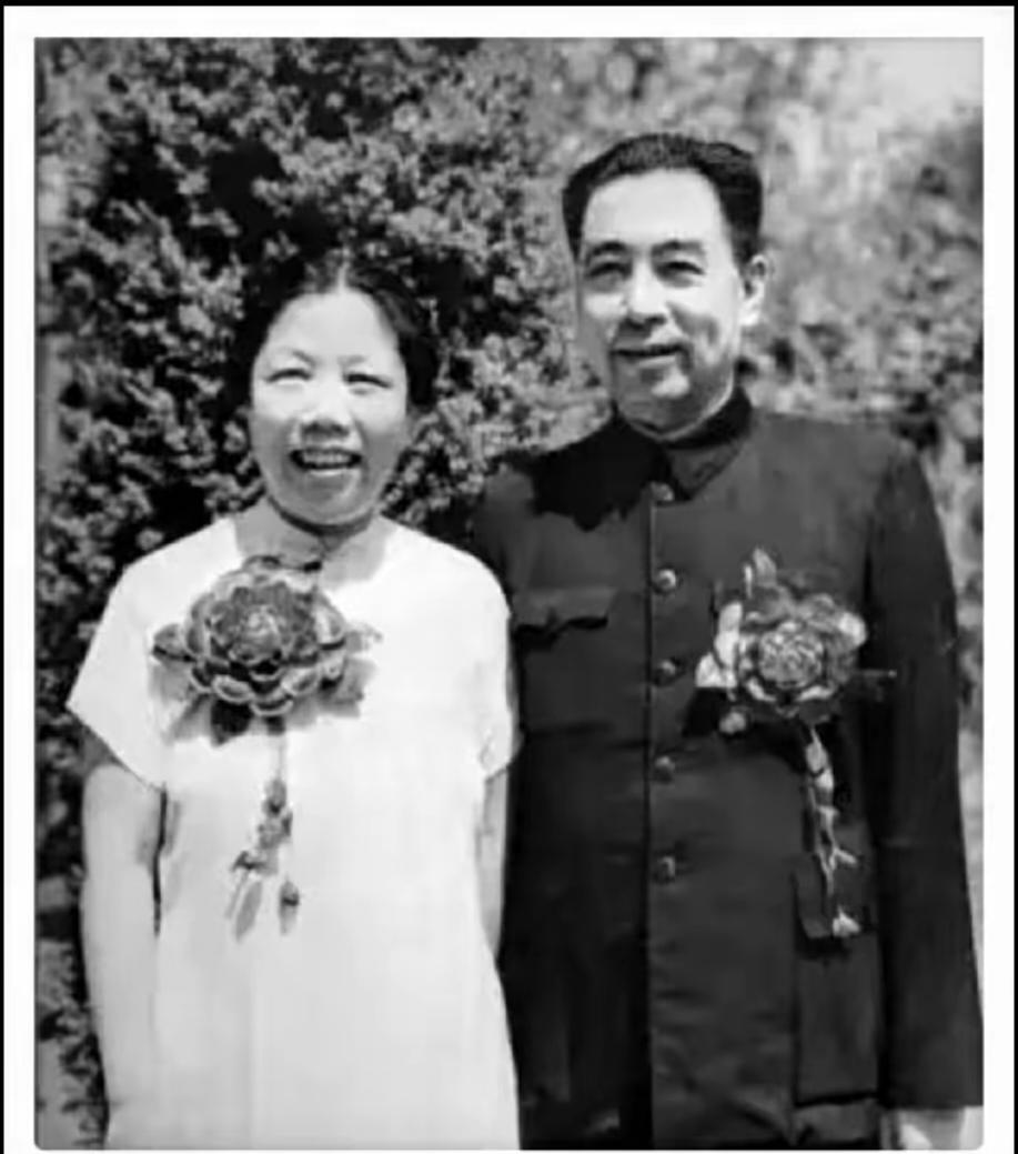 西花厅的银婚：信仰与爱情的双向奔赴1950年8月8日，周邓夫妇迎来银婚之喜