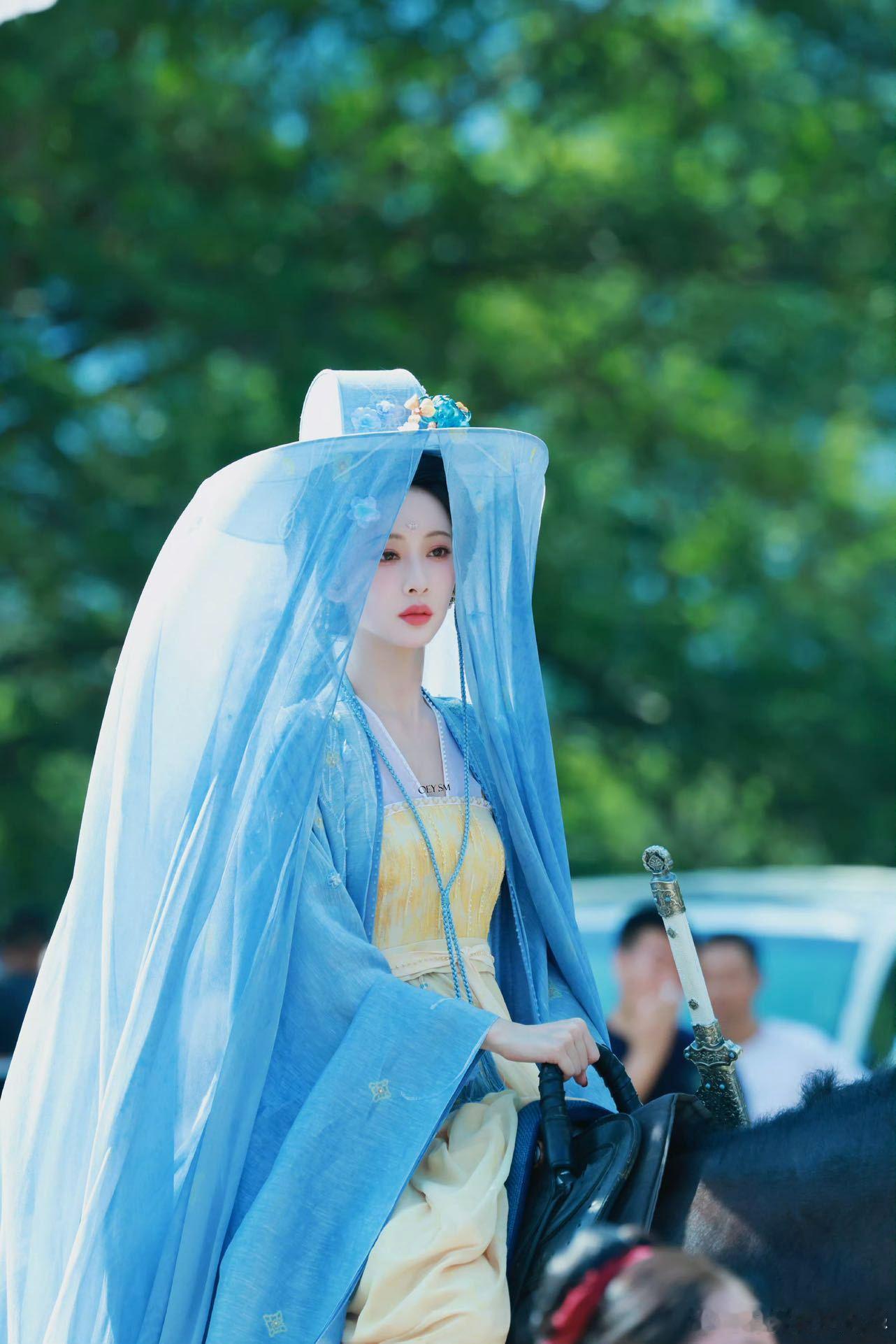 黄薇尚公主妆造孟子义《尚公主》造型次次惊艳！蓝色头花让人挪眼，粉裙新造型更权