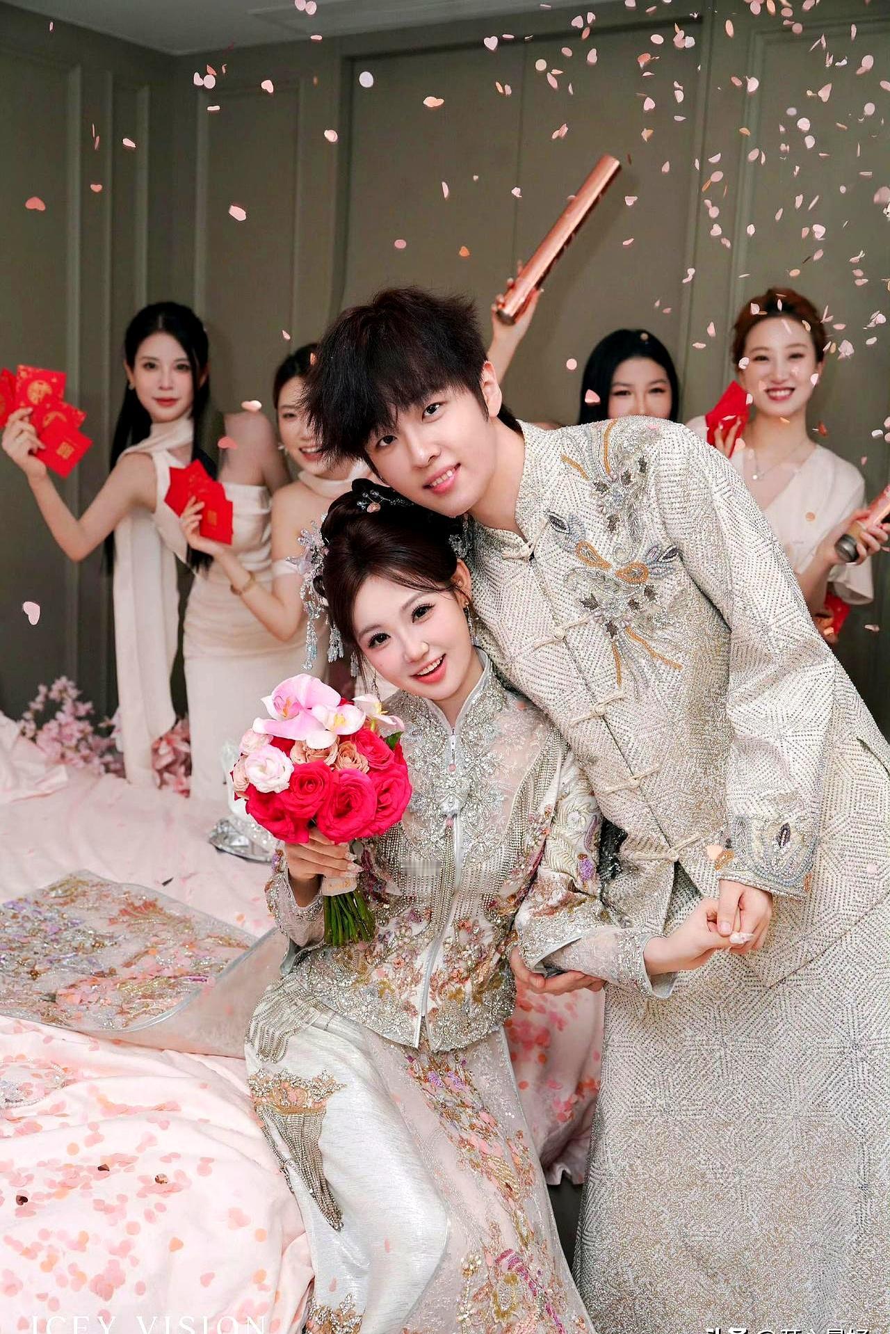 减肥之后看这个结婚照LPL打野国豪结婚，减肥后变化明显，伴郎是jinji