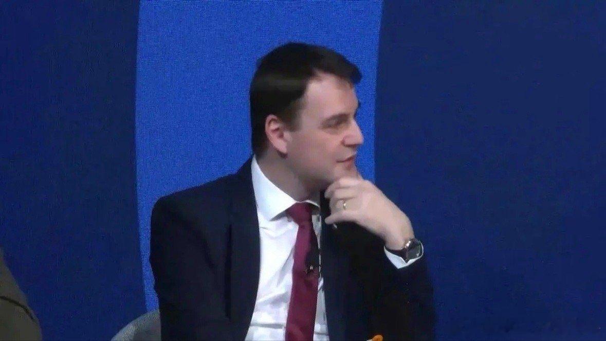 希拉里估计这辈子都没这么憋屈过。真的，在慕尼黑安全会议这种级别的场子上，她刚痛批