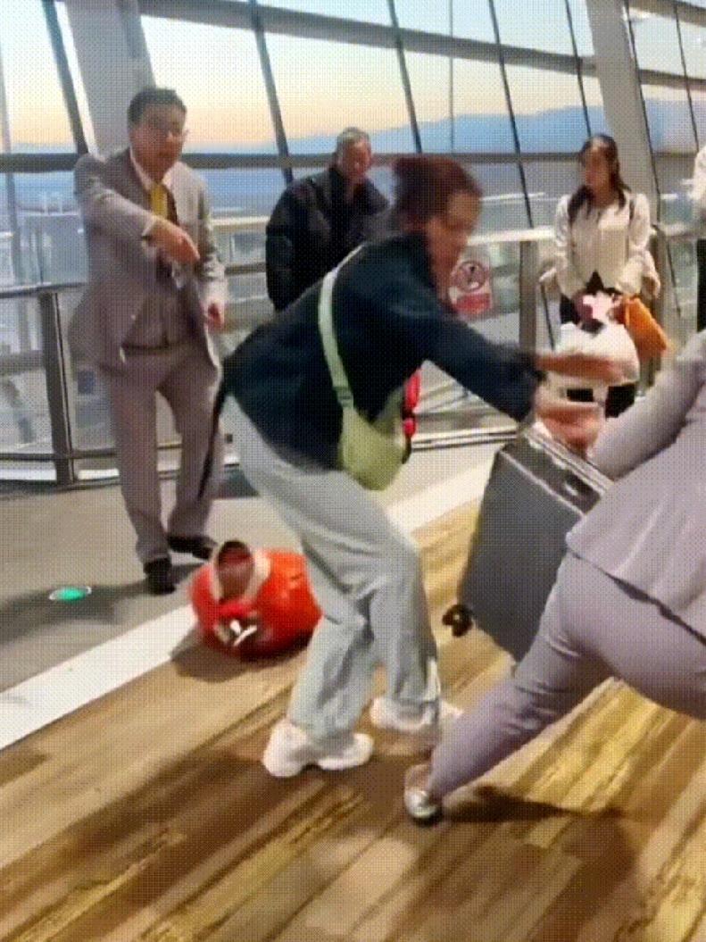 昆明长水机场登机口秒变野生角斗场！一家五口持无托运票扛巨箱强行闯关。地服铁面拦路