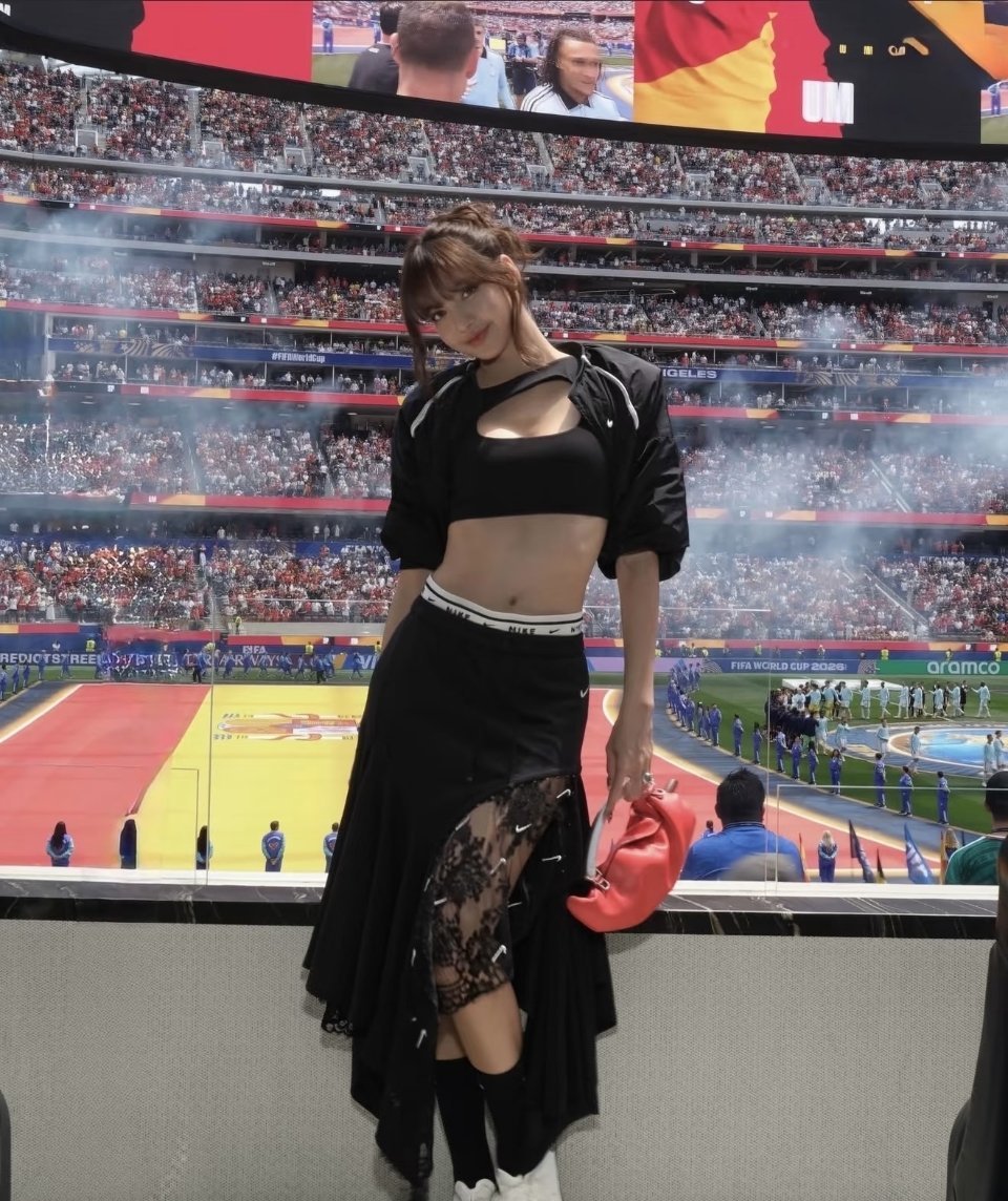 Lisa亮相2026世界杯赛场，一身运动混搭穿搭吸睛，对着镜头笑容灿烂