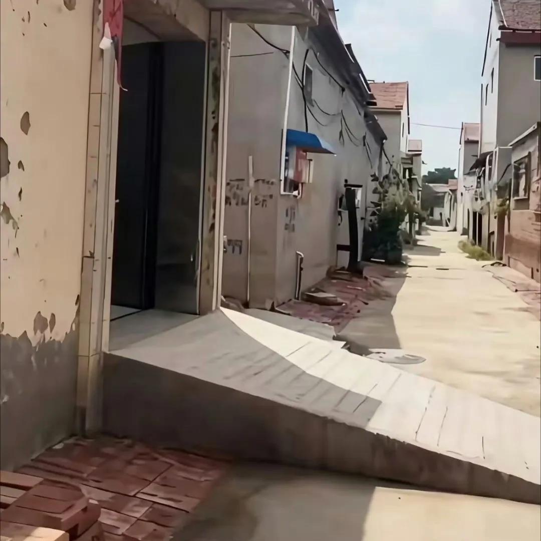 看得出来这两个邻居不太和睦啊？