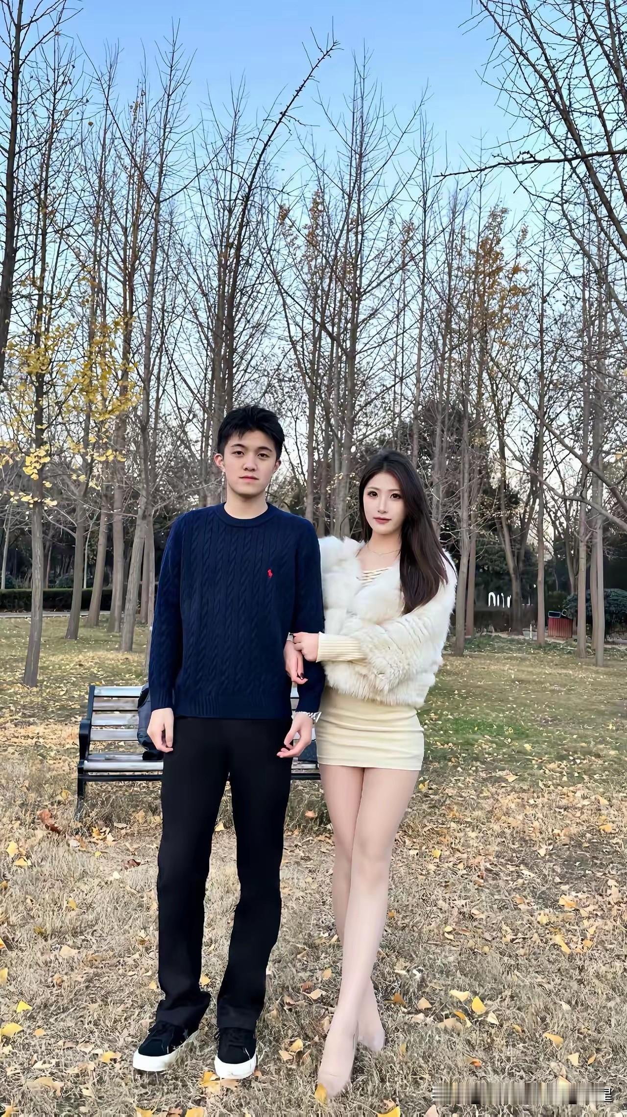 秋日清早漫步，情侣甜蜜同行，暖阳下的浪漫时光。🍂💕真所谓郎才女貌[比心]情