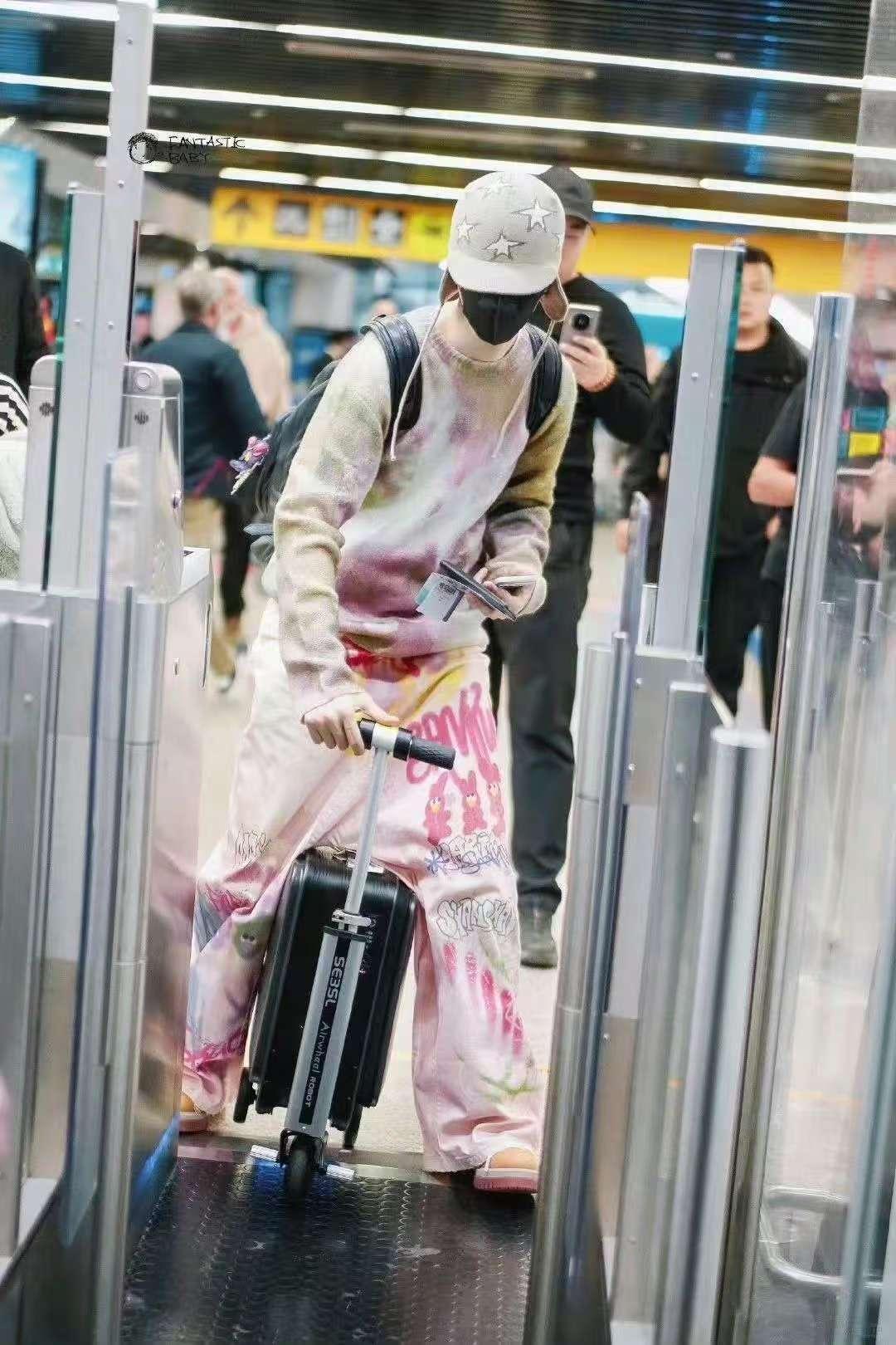 全世界偶遇范丞丞谁还没看范丞丞出国逛街的视频？战利品装满一车像“进货”，顺毛造型