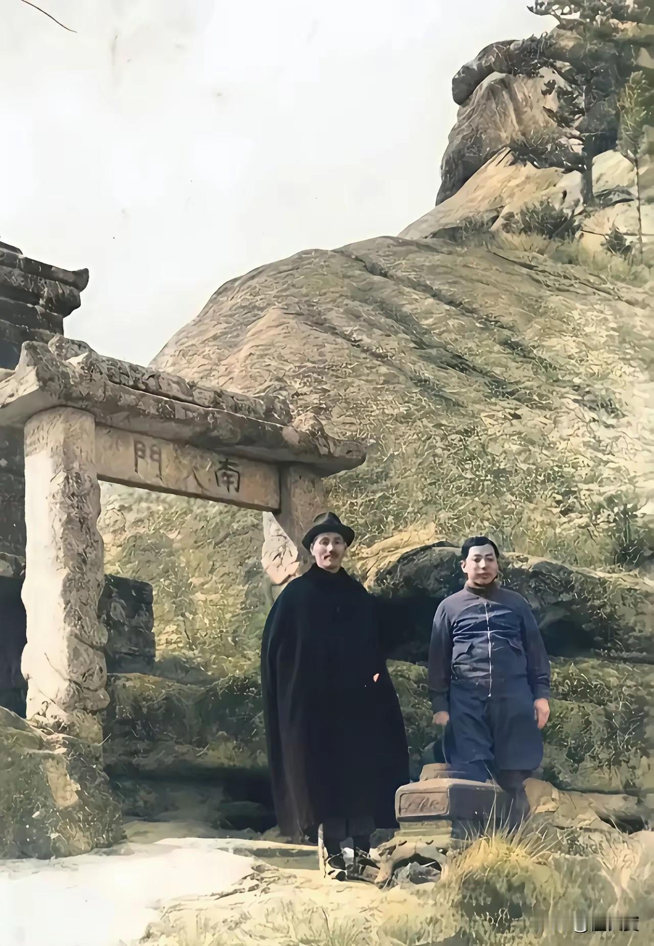 兄弟俩，这一生最后的一次合影。1936年秋，张学良陪同来访的蒋校长爬华山并肩站在