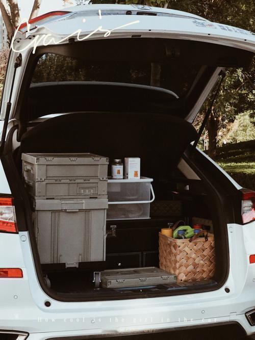 后备箱装得满，刹车时东西全飞了，孩子伸手拿零食差点被砸到。这根本不是箱子少，是没