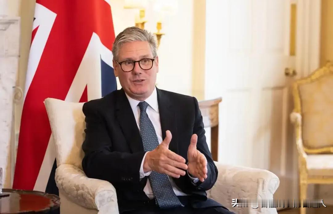 别被“三大强国”的高帽子给忽悠了。斯塔默这波操作的战术意图极其鸡贼：他在试图执行