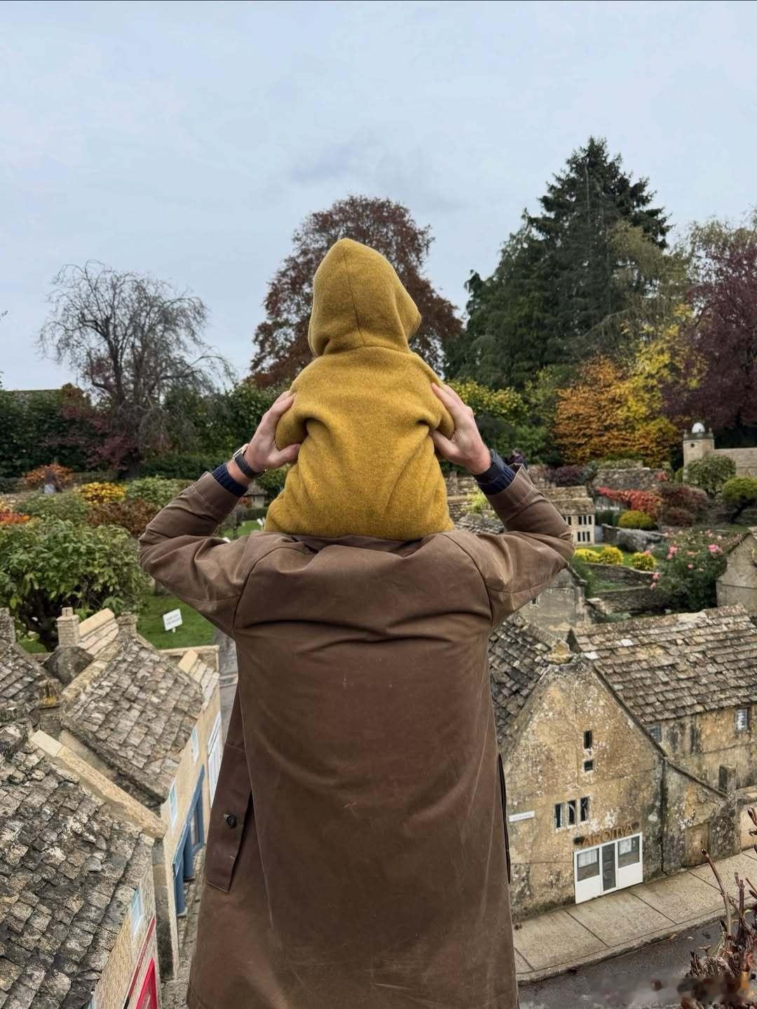 Lilycollins莉莉柯林斯近期晒娃：女儿Tove的第一个万圣节，也是最好