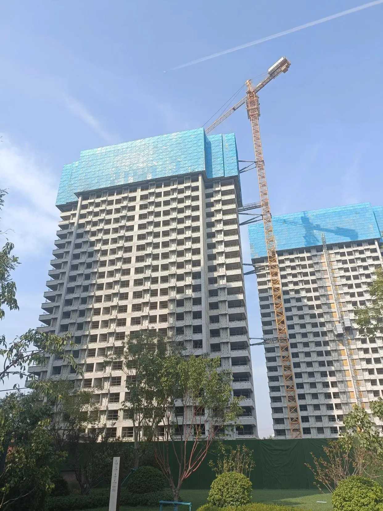 住宅和公寓的区别，主要在土地性质上！住宅是住宅用地，产权一般是70年。公寓是商业用地，产权一般是40