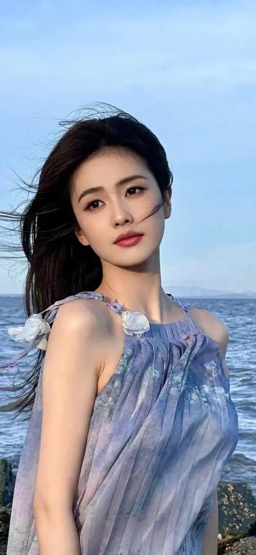 演员白鹿说：“我是五年制大专毕业，其实我觉得学历挺重要的，但学历不是衡量一个人唯