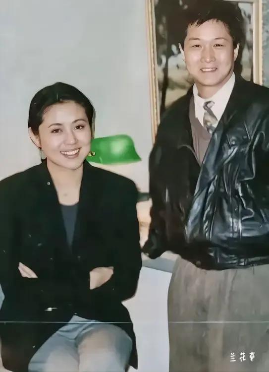 年轻时候的倪萍有颜值，有能力。可是站在她旁边的这位男士又是谁呢？