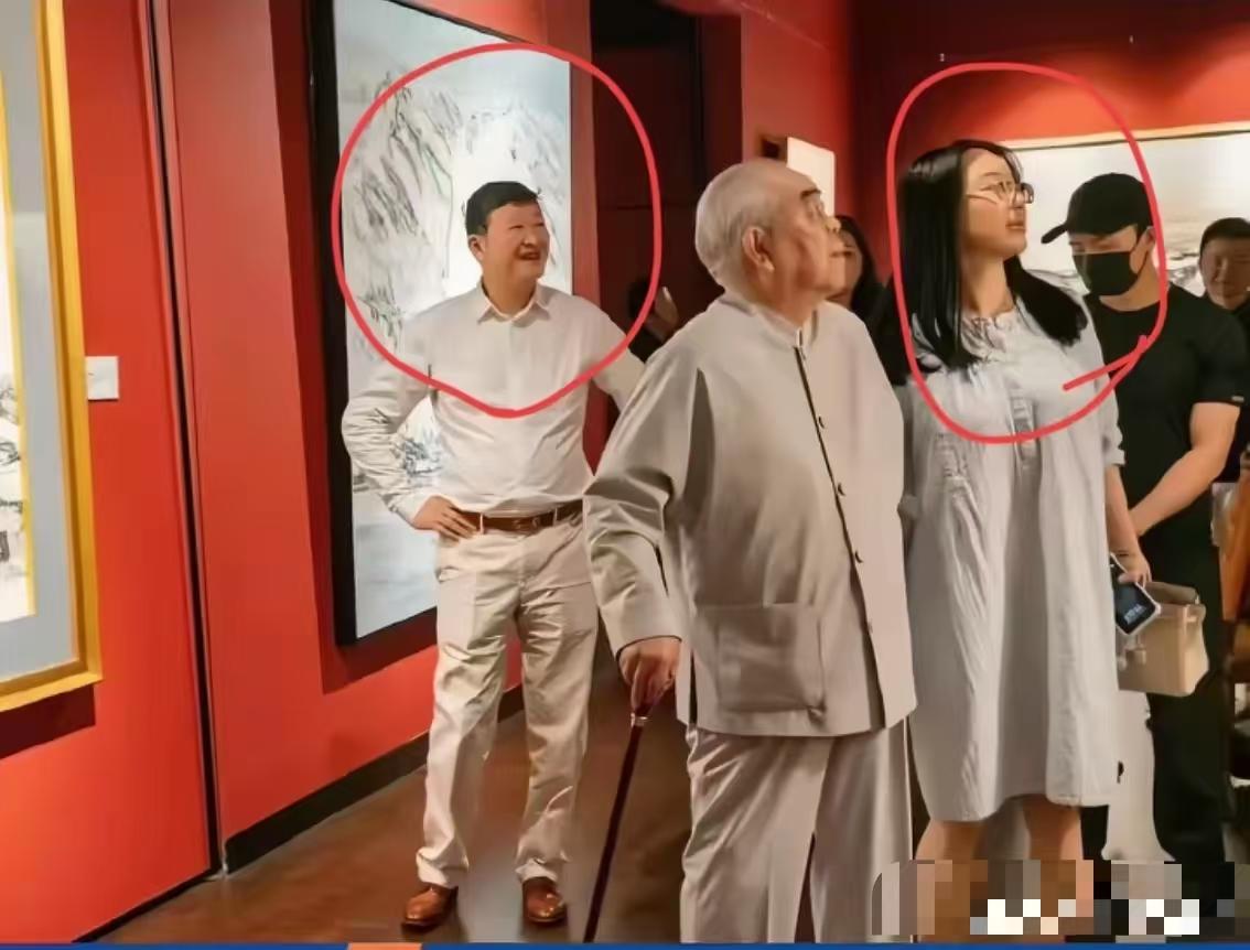 如今再端详这张旧照，才咂摸出后味来。这对父子都是谋士中的天花板，就比算力了。历史