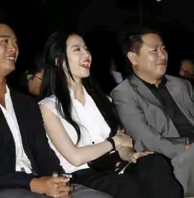 刘亦菲好白哦，身旁男子衬得她更白了，一白遮百丑，更何况她五官脸型长得还那么仙，美