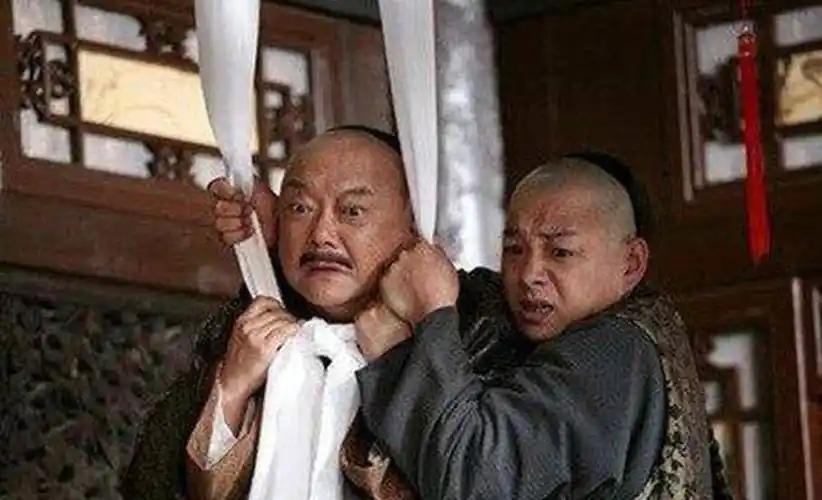 和珅被嘉庆赐死时，在狱中收到了乾隆留给他的一道密旨。和珅大喜过望，以为乾隆会保他