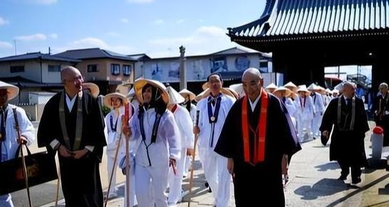 我接触过大量日本人，也去过很多次日本。给我的感觉是，日本不喜欢中国的占主流，但是