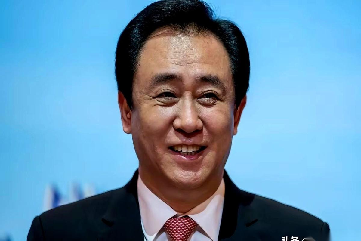 许家印在庭上低头那一刻，很多人以为他认了。但他背后藏着两步棋，早就给儿子们备好