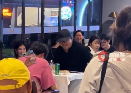 前央视主持人赵普回忆20年前与刘欢一起工作，感叹其食量：一次吃10只大闸蟹、3瓶红酒；刘欢上月被偶遇