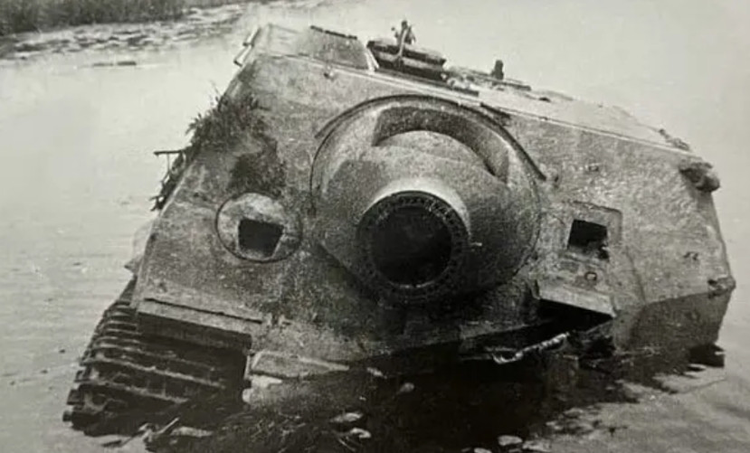 1945年4月30日，这辆德军的突击虎和四辆卡车驶近巴伐利亚州的弗龙滕豪森，准备