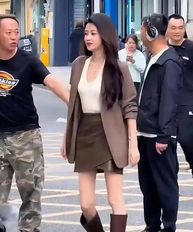 170cm不足90斤？孙怡片场靴子滑落频提，网友吵翻：这是美还是病态？