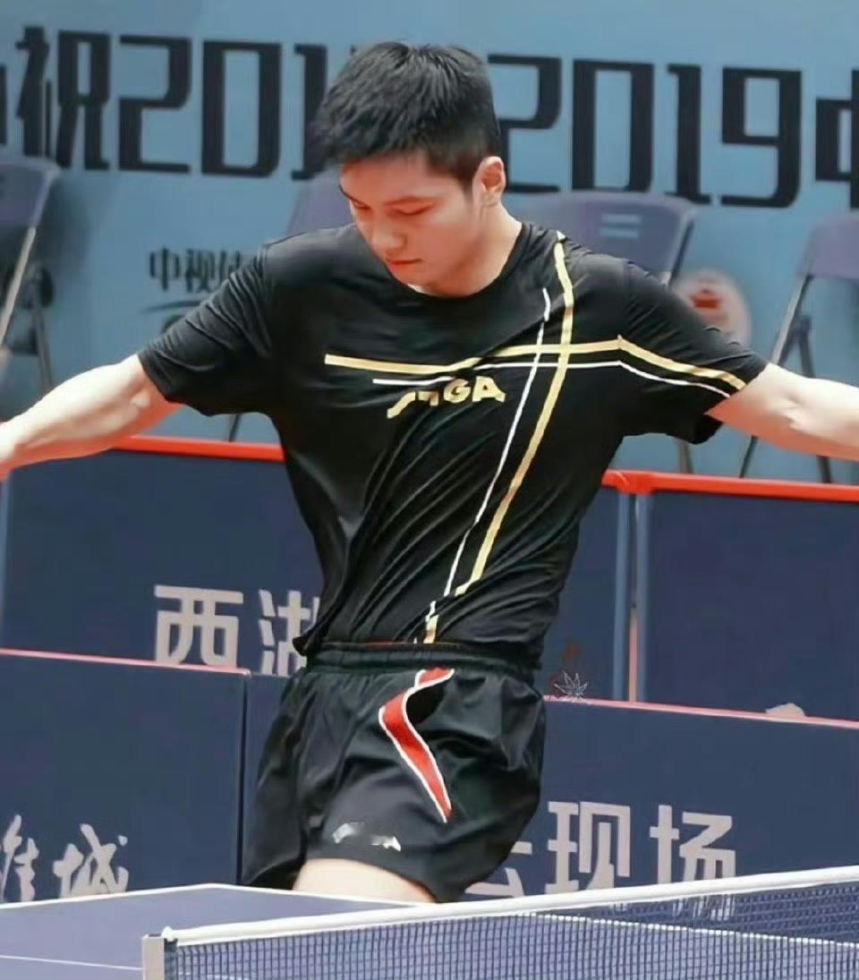 樊振东也是瘦过的呢，不仅瘦还特别的帅！考古之的小胖，清瘦时期，帅得一塌