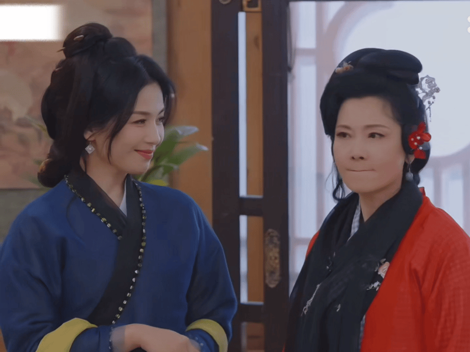 何赛飞抱着刘涛就亲笑死，刚才还互翻白眼演情敌，转头何赛飞一把搂过来就亲。刘涛那