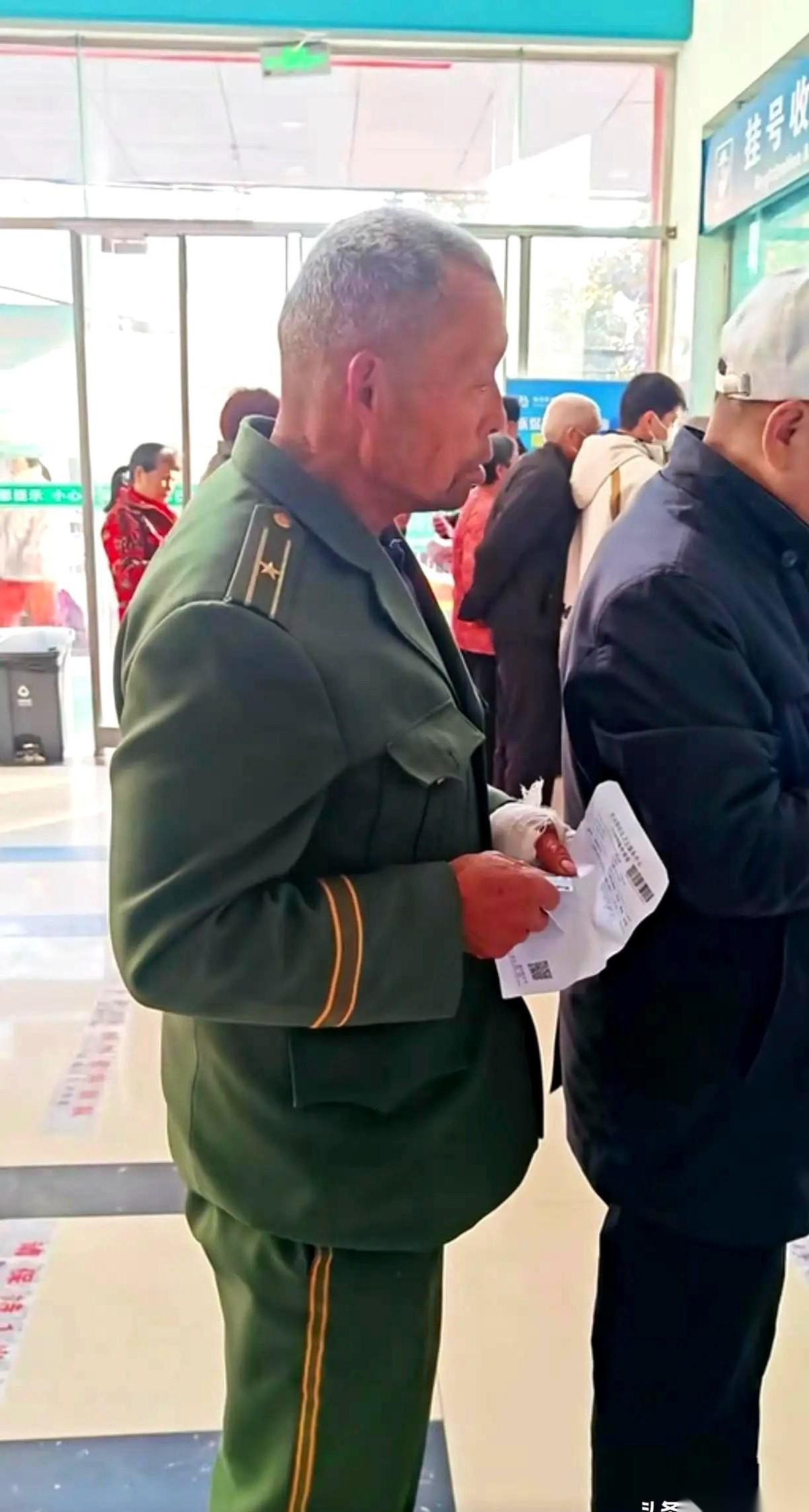 就昨天，在医院。人来人往的，我一眼就看见他了。一个老大爷，穿着一身笔挺的武警