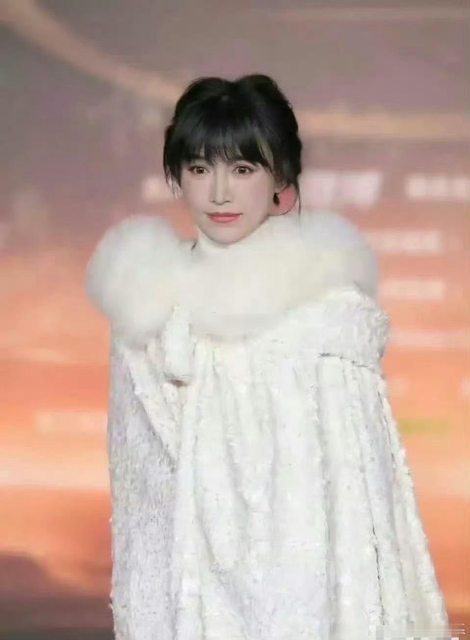 李子柒好有个性，她是女明星里唯一裹棉衣出场的。