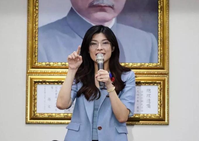郑丽文说想到北京谈后，民进党急了，发声阻扰，郑丽文7个字反击。郑丽文当选后要来北