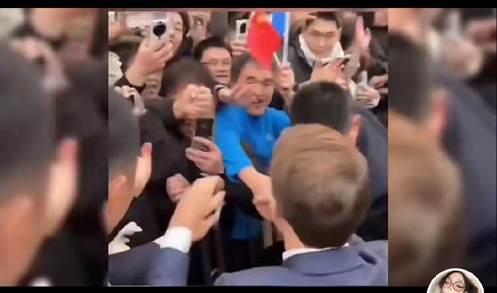 回国后，马克龙再看自家的大学生，只有更遗憾。不得不说，人情世故，礼仪之邦，还得